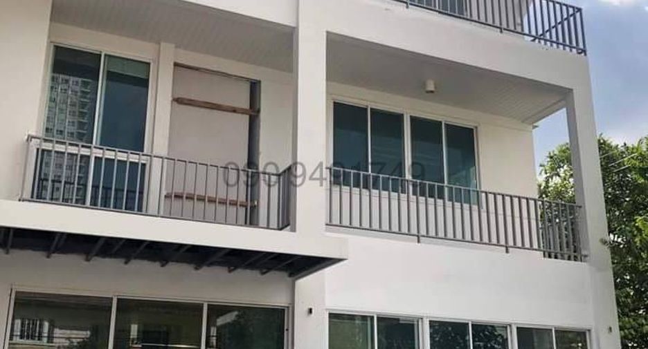 For rent 3 Beds house in Thon Buri, Bangkok