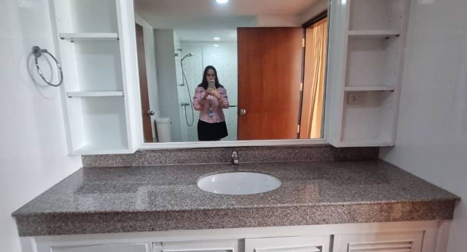 Condo en alquiler de 3 habitaciones en Khlong Toei, Bangkok