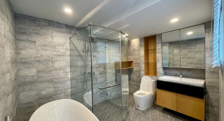 For sale 4 bedrooms condo in Watthana, Bangkok