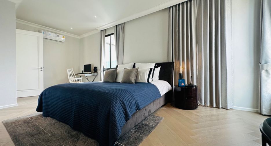 For sale 4 bedrooms house in Watthana, Bangkok