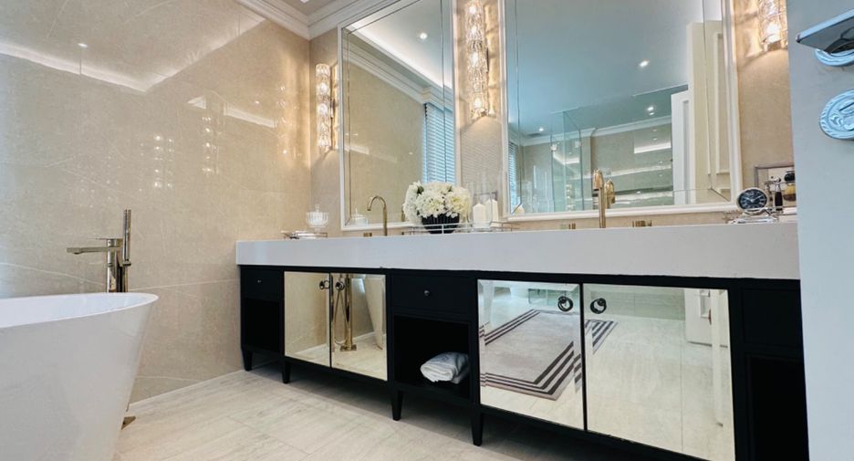 For sale 4 bedrooms house in Watthana, Bangkok
