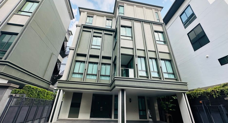 For sale 4 bedrooms house in Watthana, Bangkok