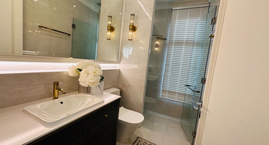 For sale 4 bedrooms house in Watthana, Bangkok