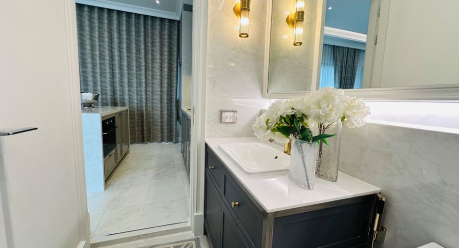 For sale 4 bedrooms house in Watthana, Bangkok