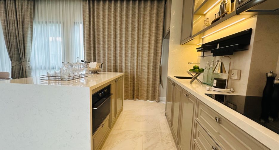 For sale 4 bedrooms house in Watthana, Bangkok