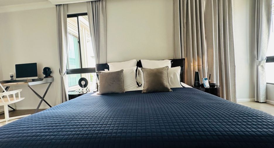 For sale 4 bedrooms house in Watthana, Bangkok