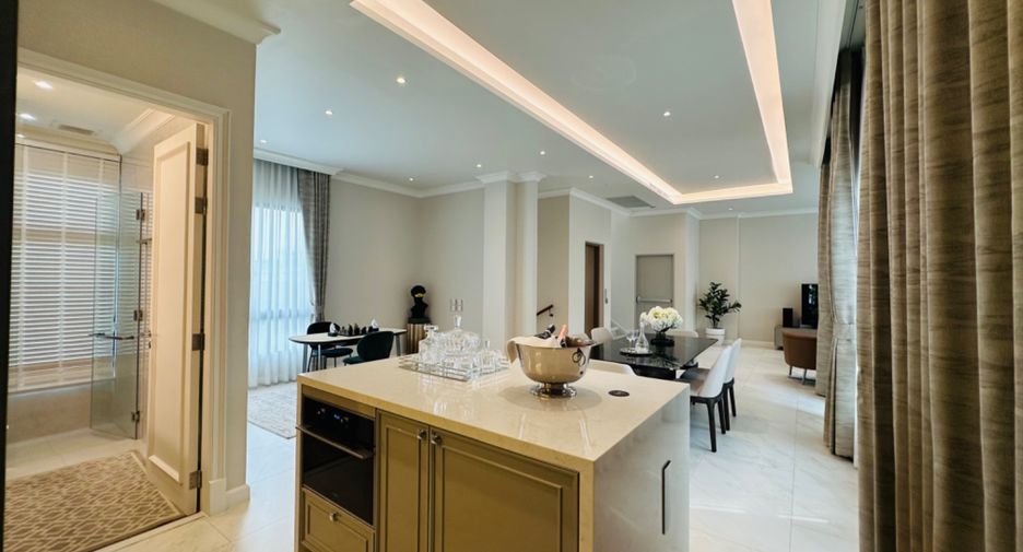 For sale 4 bedrooms house in Watthana, Bangkok