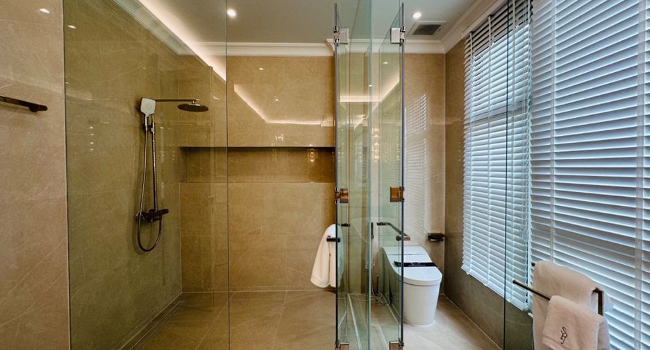 For sale 4 bedrooms house in Watthana, Bangkok
