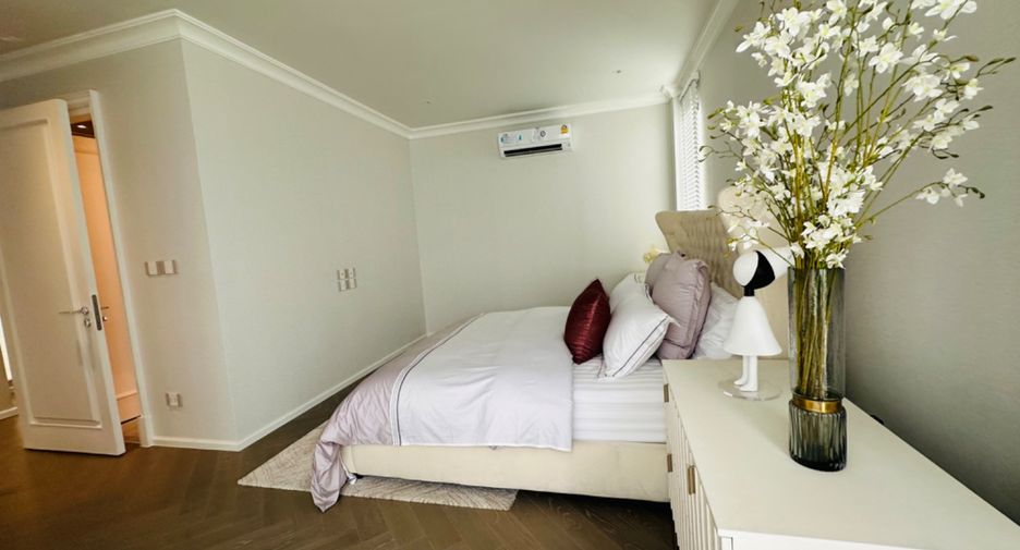 For sale 4 bedrooms house in Watthana, Bangkok