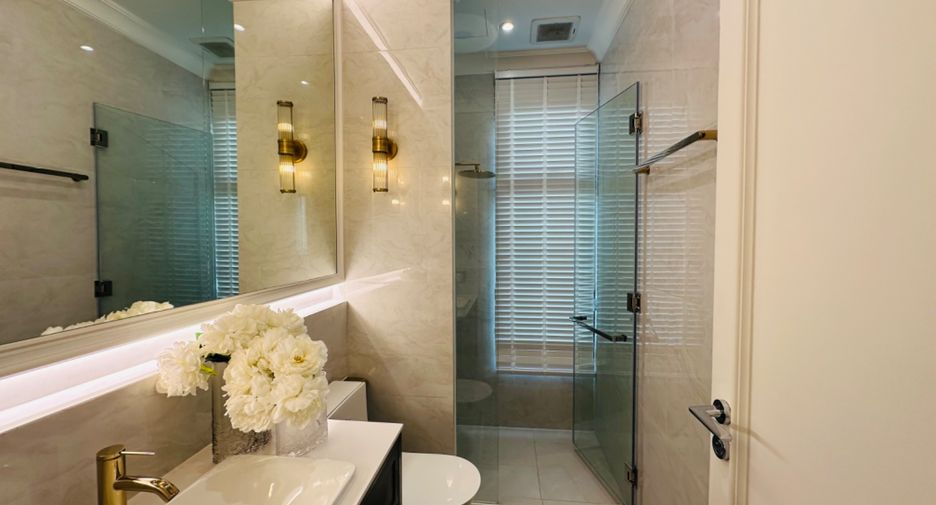 For sale 4 bedrooms house in Watthana, Bangkok