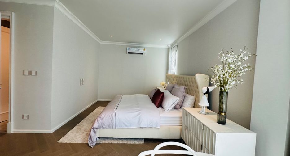 For sale 4 bedrooms house in Watthana, Bangkok
