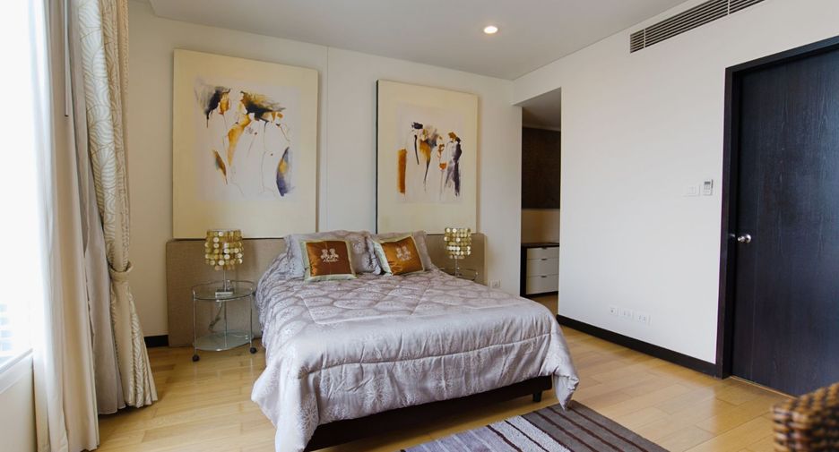 For rent 2 bedrooms condo in Pathum Wan, Bangkok