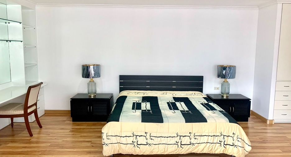 For rent 3 bed condo in Watthana, Bangkok