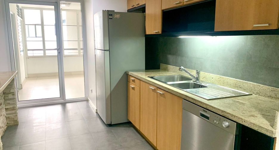 For rent 3 bed condo in Watthana, Bangkok