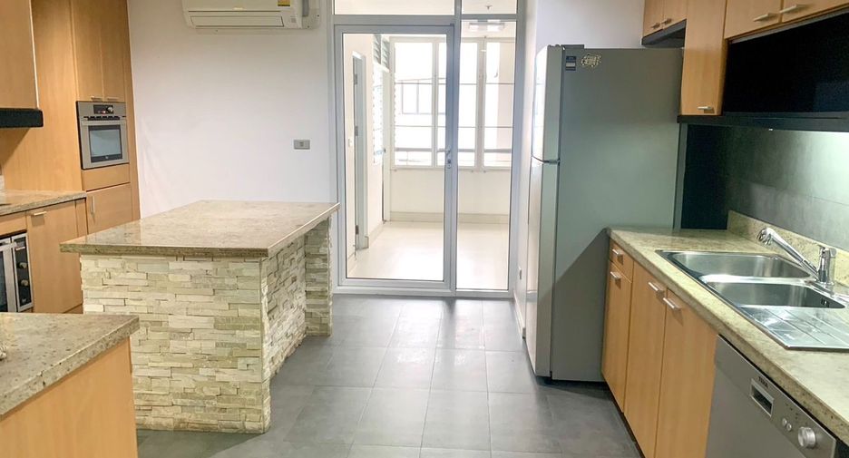 For rent 3 bed condo in Watthana, Bangkok