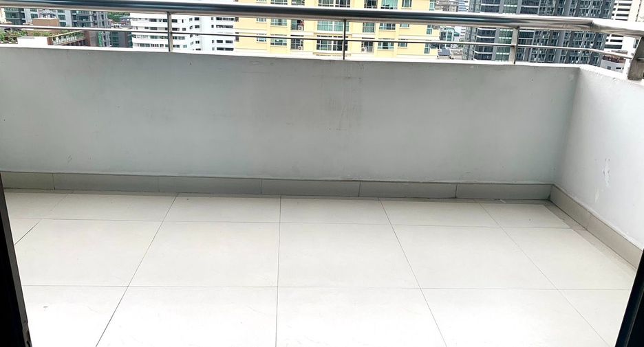 For rent 3 bed condo in Watthana, Bangkok