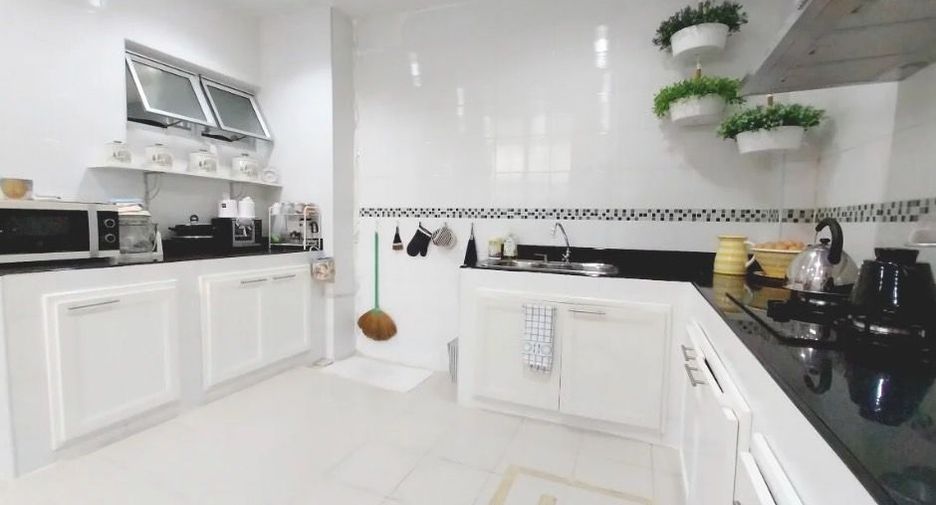 Casa adosada en venta de 3 habitaciones en Bang Khun Thian, Bangkok