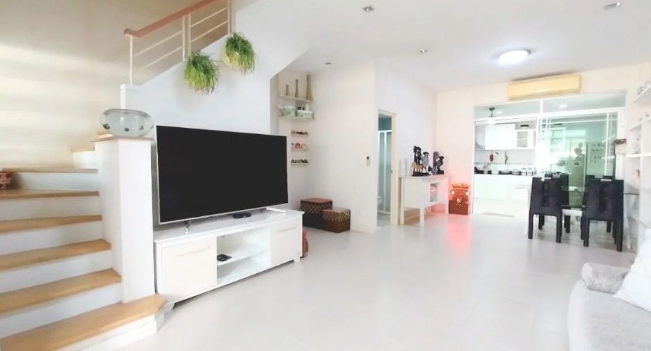 Casa adosada en venta de 3 habitaciones en Bang Khun Thian, Bangkok