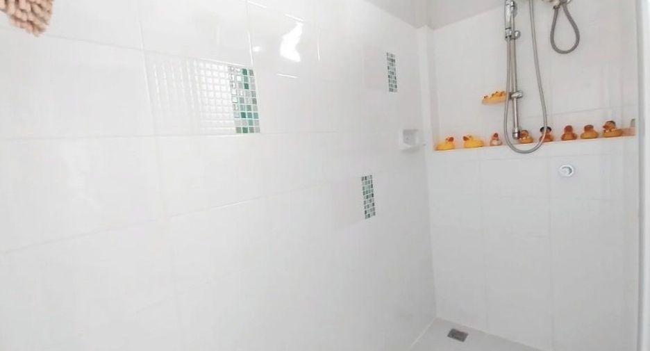 Casa adosada en venta de 3 habitaciones en Bang Khun Thian, Bangkok