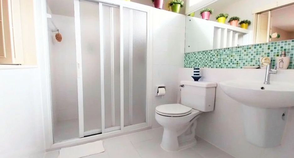 Casa adosada en venta de 3 habitaciones en Bang Khun Thian, Bangkok