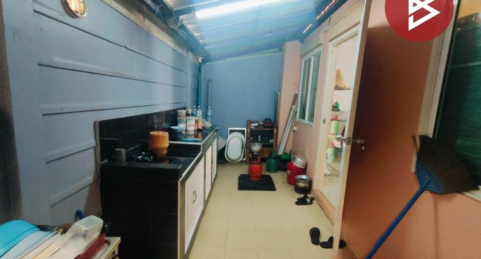 For sale 4 bed townhouse in Bang Pakong, Chachoengsao