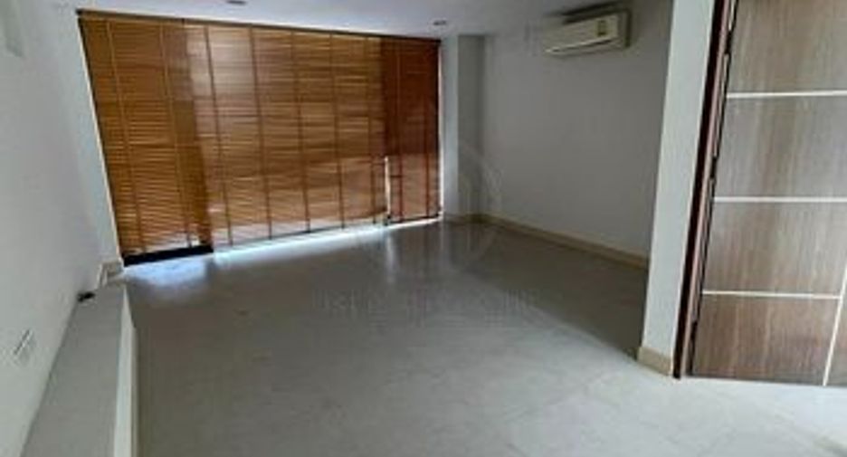 For sale 5 bedrooms house in Suan Luang, Bangkok