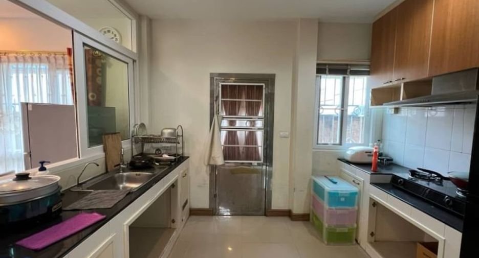 Casa en venta de 3 habitaciones en Si Racha, Chonburi