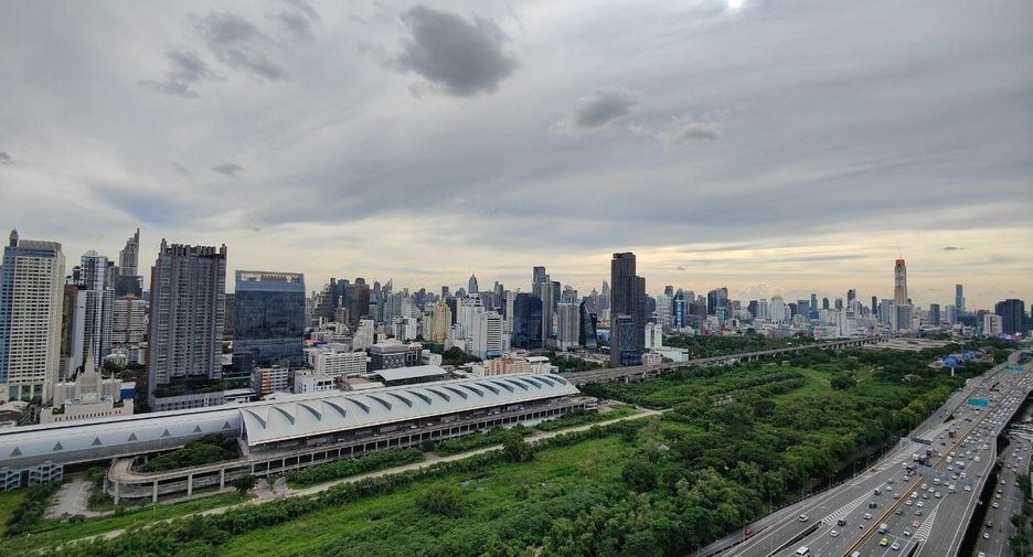For sale 2 bed condo in Huai Khwang, Bangkok