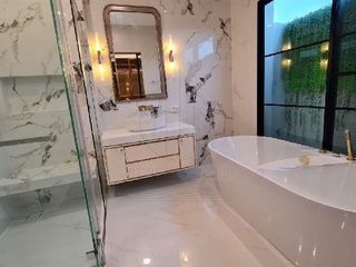 Haus zur Miete und zum Kauf mit 4 Zimmer in Saphan Sung, Bangkok