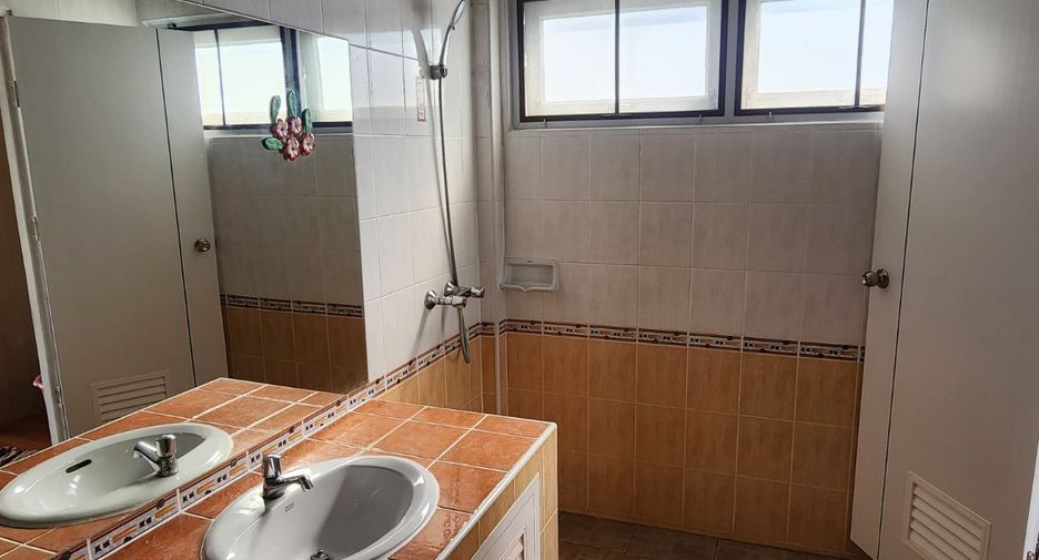 For rent and for sale 4 bedrooms house in Si Racha, Chonburi