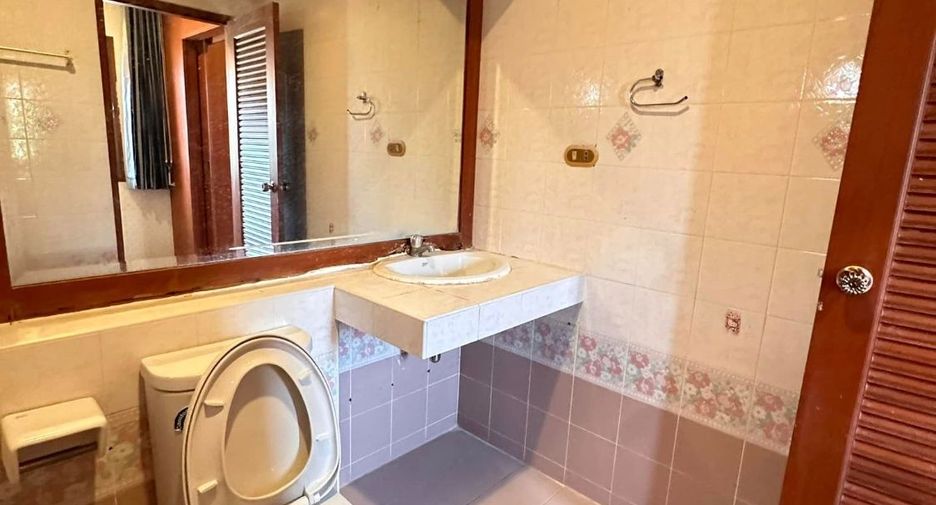 Haus zum Kauf mit 4 Zimmer in Si Racha, Chonburi