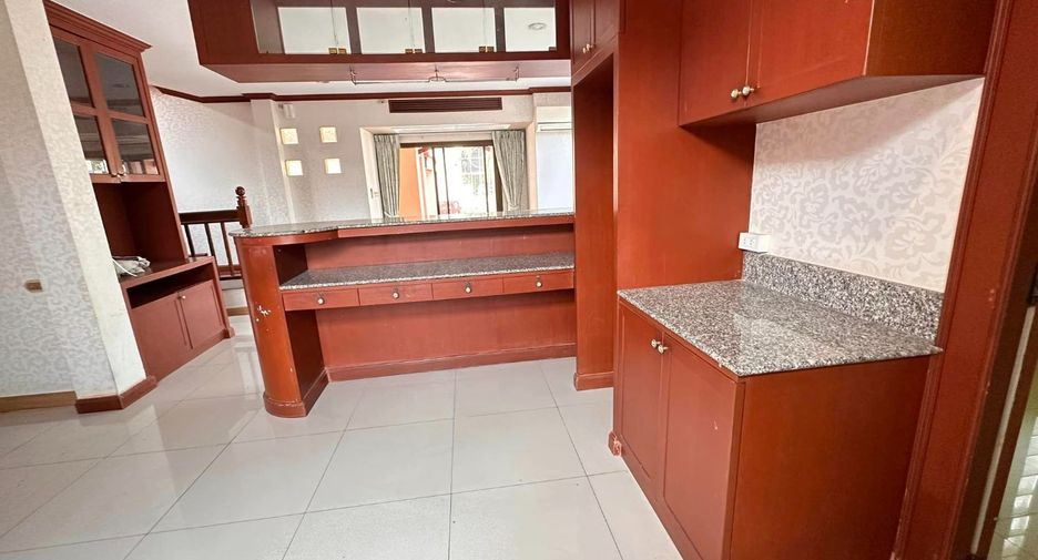 Haus zum Kauf mit 4 Zimmer in Si Racha, Chonburi