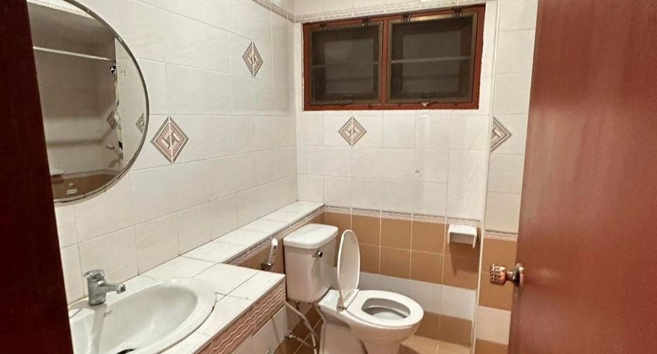 Haus zum Kauf mit 4 Zimmer in Si Racha, Chonburi