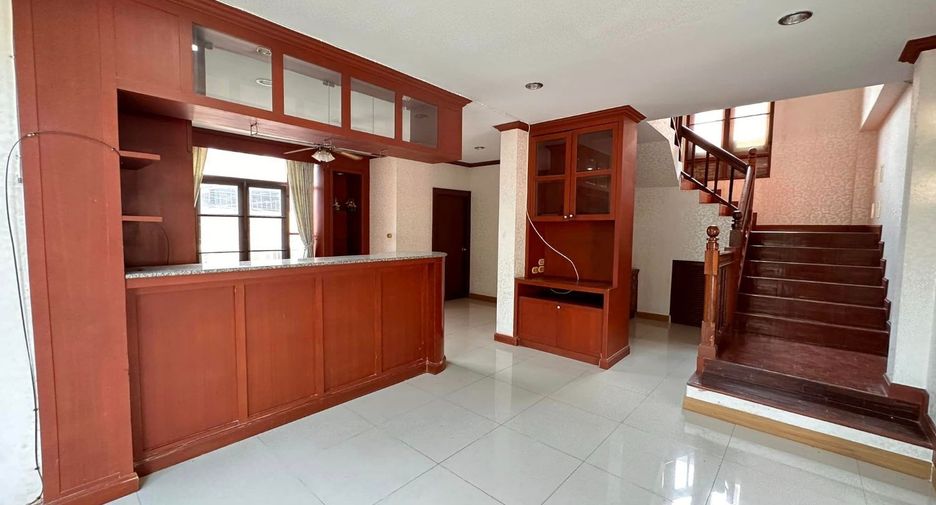 Haus zum Kauf mit 4 Zimmer in Si Racha, Chonburi