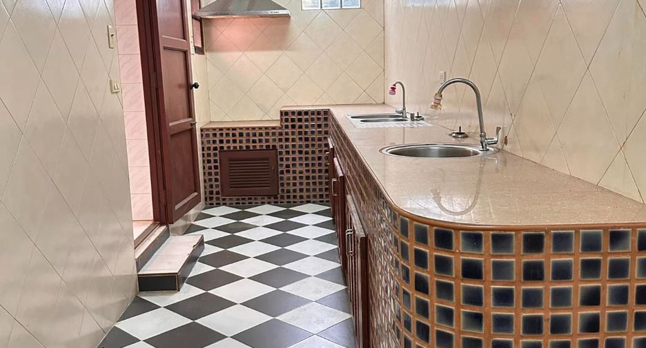 Haus zum Kauf mit 4 Zimmer in Si Racha, Chonburi