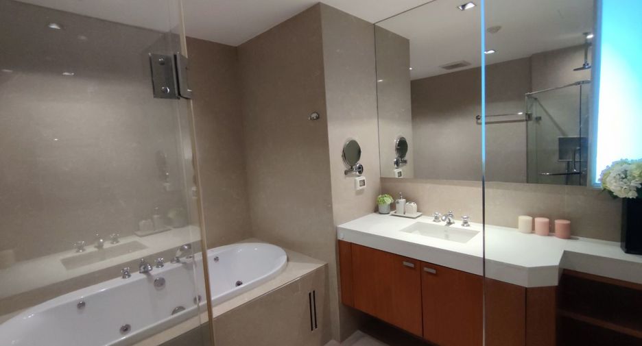 For rent 2 bedrooms condo in Pathum Wan, Bangkok