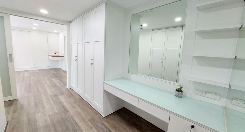 For sale 3 bed condo in Watthana, Bangkok