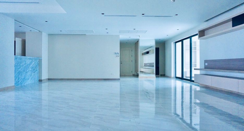 For rent 3 bedrooms condo in Pathum Wan, Bangkok
