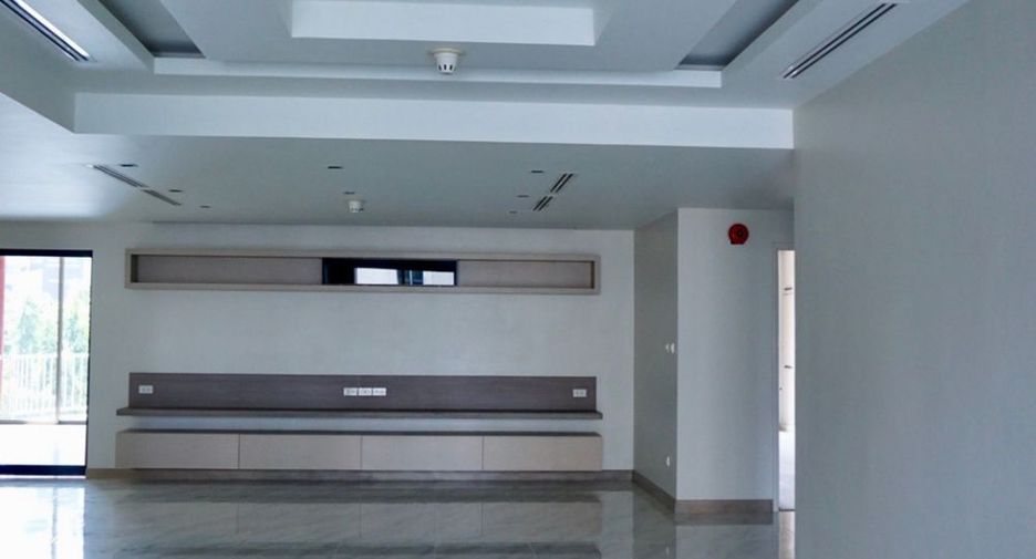 For rent 3 bedrooms condo in Pathum Wan, Bangkok