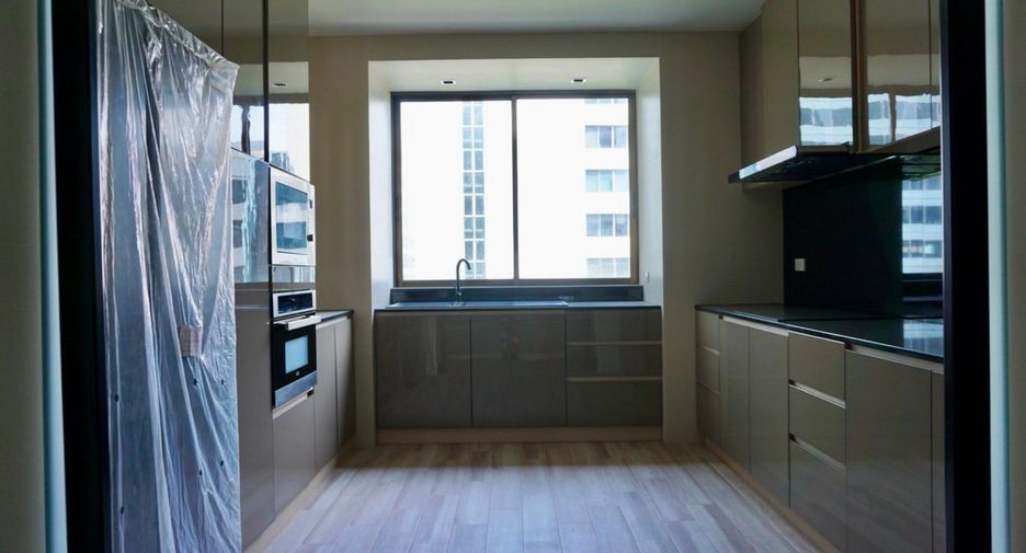 For rent 3 bedrooms condo in Pathum Wan, Bangkok