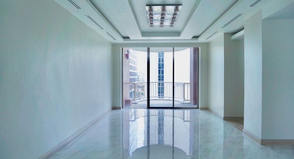 For rent 3 bedrooms condo in Pathum Wan, Bangkok