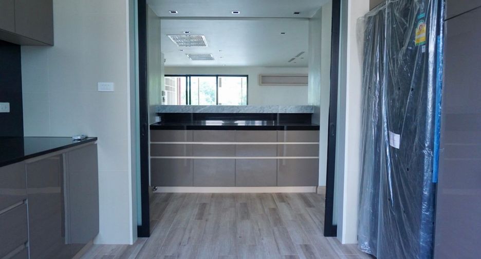 For rent 3 bedrooms condo in Pathum Wan, Bangkok
