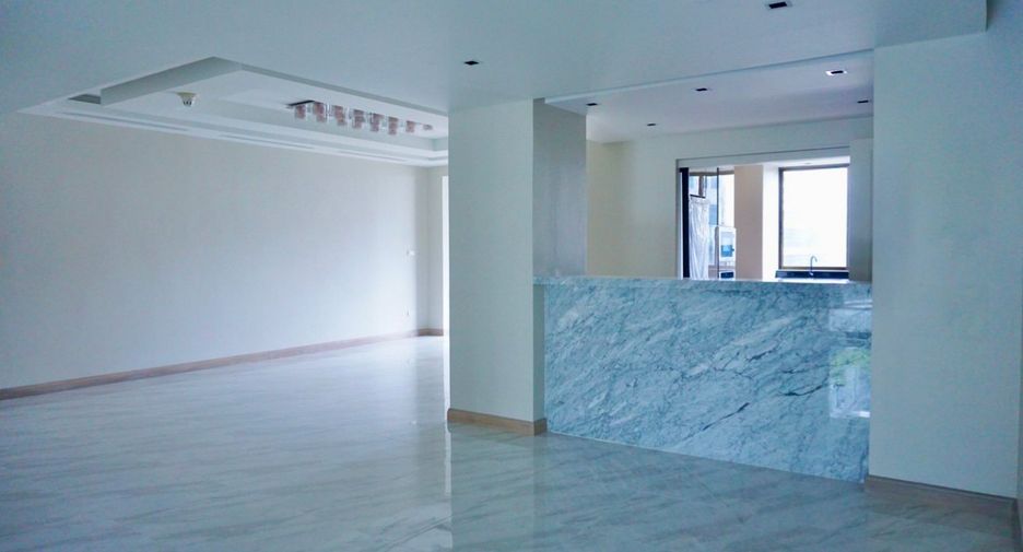 For rent 3 bedrooms condo in Pathum Wan, Bangkok