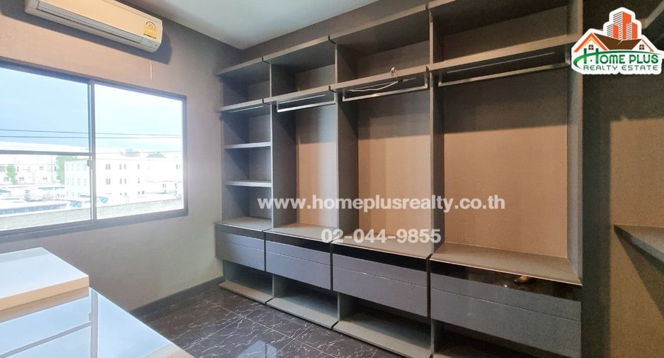 For sale 3 bedrooms townhouse in Lat Phrao, Bangkok