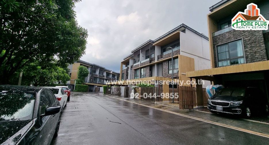 For sale 3 bedrooms townhouse in Lat Phrao, Bangkok