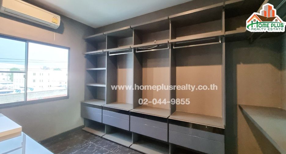 For sale 3 bedrooms townhouse in Lat Phrao, Bangkok