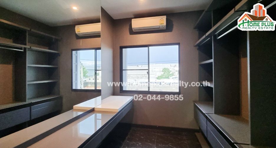 For sale 3 bedrooms townhouse in Lat Phrao, Bangkok