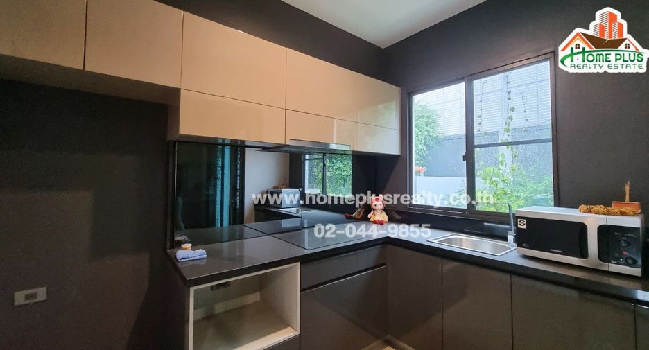 For sale 3 bedrooms townhouse in Lat Phrao, Bangkok