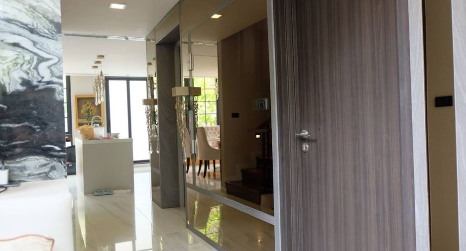 Haus zur Miete mit 4 Zimmer in Watthana, Bangkok