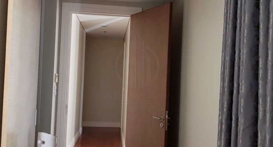 For rent 3 bedrooms condo in Khlong Toei, Bangkok